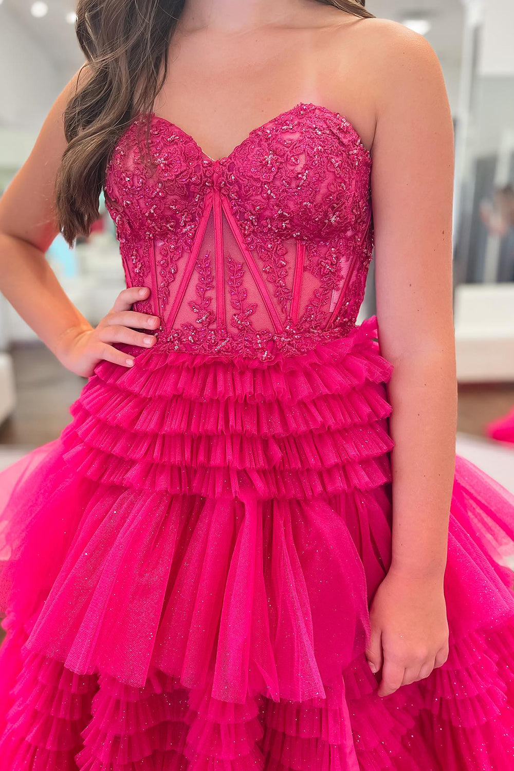 Abito da sera lungo in tulle a balze con scollo a cuore e linea a trapezio
