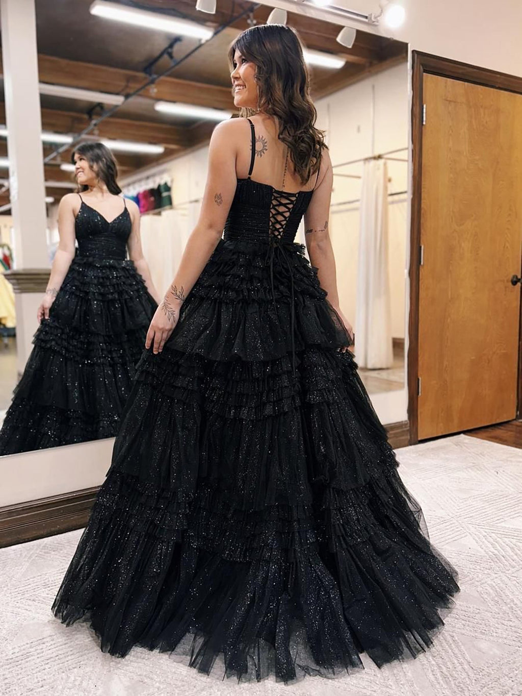 Abito da sera lungo a strati in tulle scintillante con scollo profondo a V a linea ad A