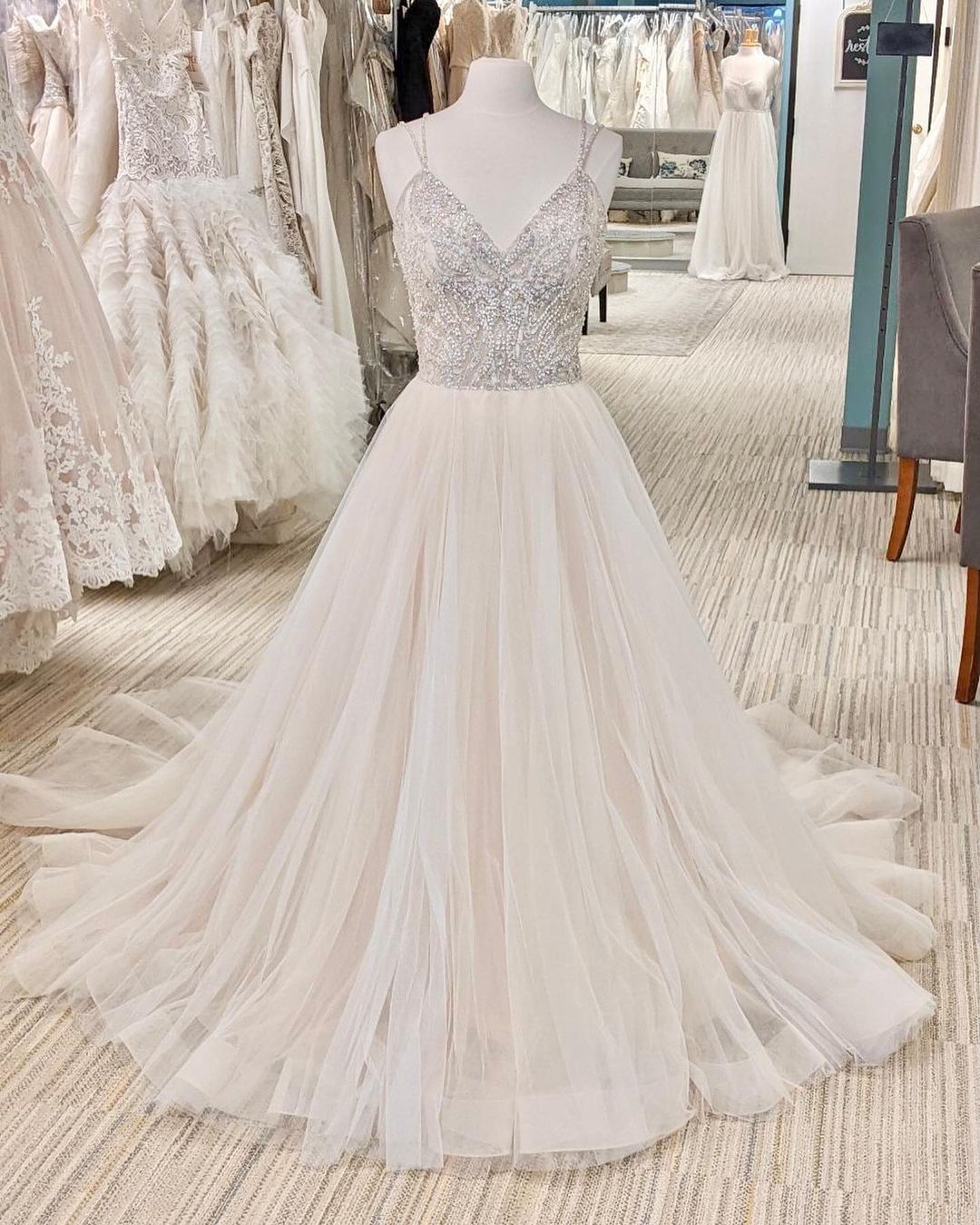 Modern Pearl Long A-Line Backless Wedding Dress With V-Neck