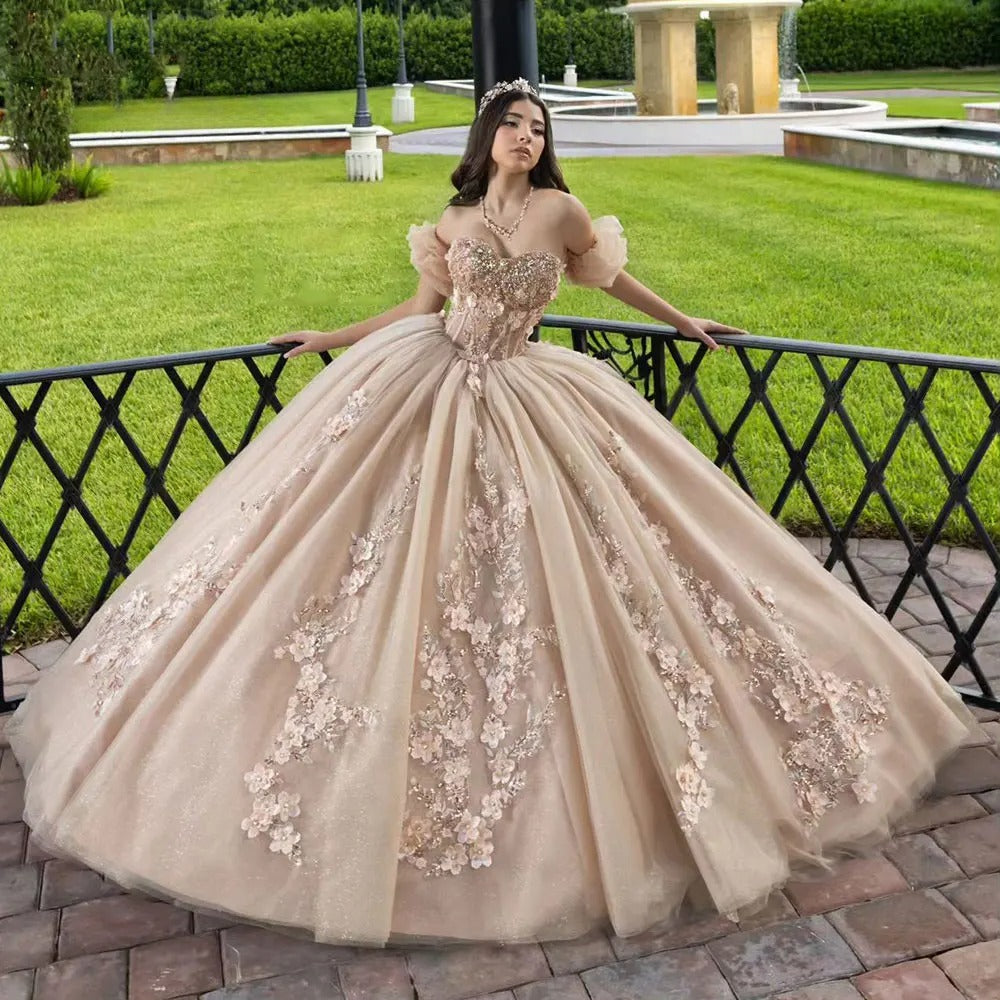 Abito da Quinceañera Champagne con Maniche Staccabili, Perline, Cristalli e Motivi Floreali 3D in Pizzo, Corpetto, Vestiti per 15 Anni 2026