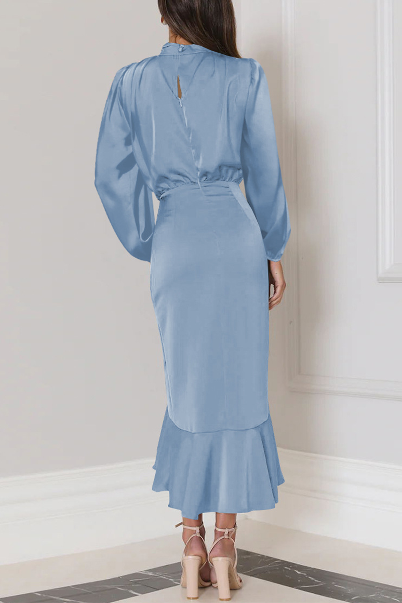 Elegante vestido de noche de cuello alto con volantes lisos 