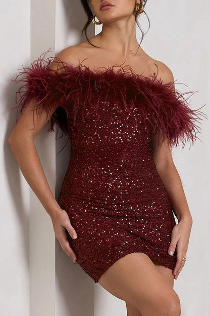 It's Show Biz – Figurbetontes Minikleid mit Pailletten und Federbesatz 
