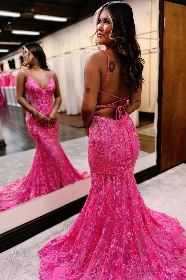 Abito lungo da sera rosa con paillettes a sirena senza maniche e spalline sottili scoperte sul retro
