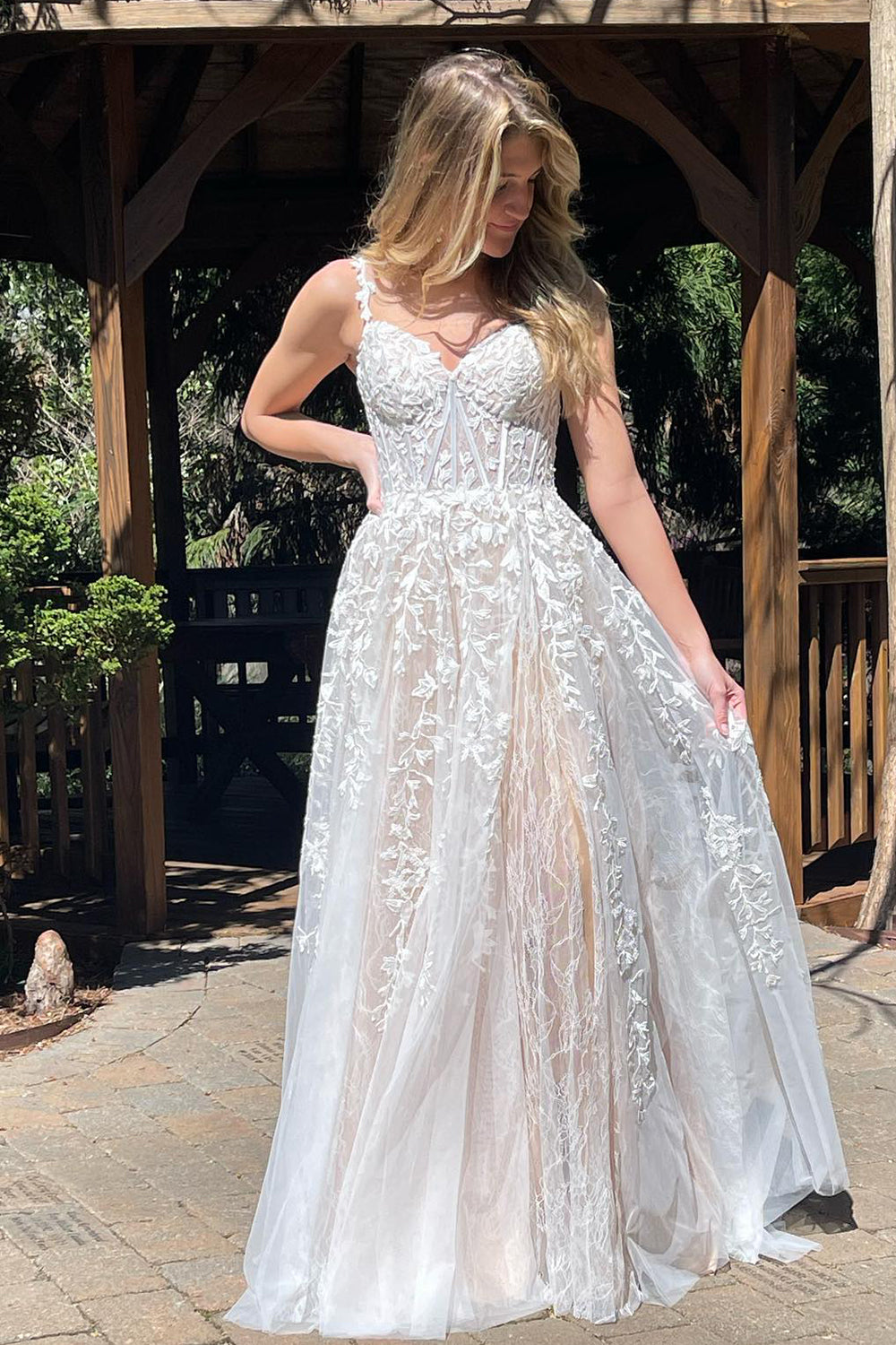 Abito da sera in tulle con pizzo a linea ad A e scollo a cuore con spacco