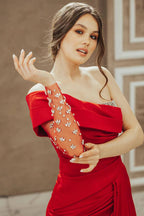Abito da sera rosso a sirena con una spalla, spacco e paillettes