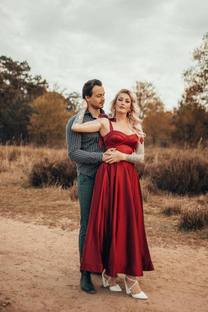 Vestido de fiesta burdeos con tirantes y escote corazón en línea
