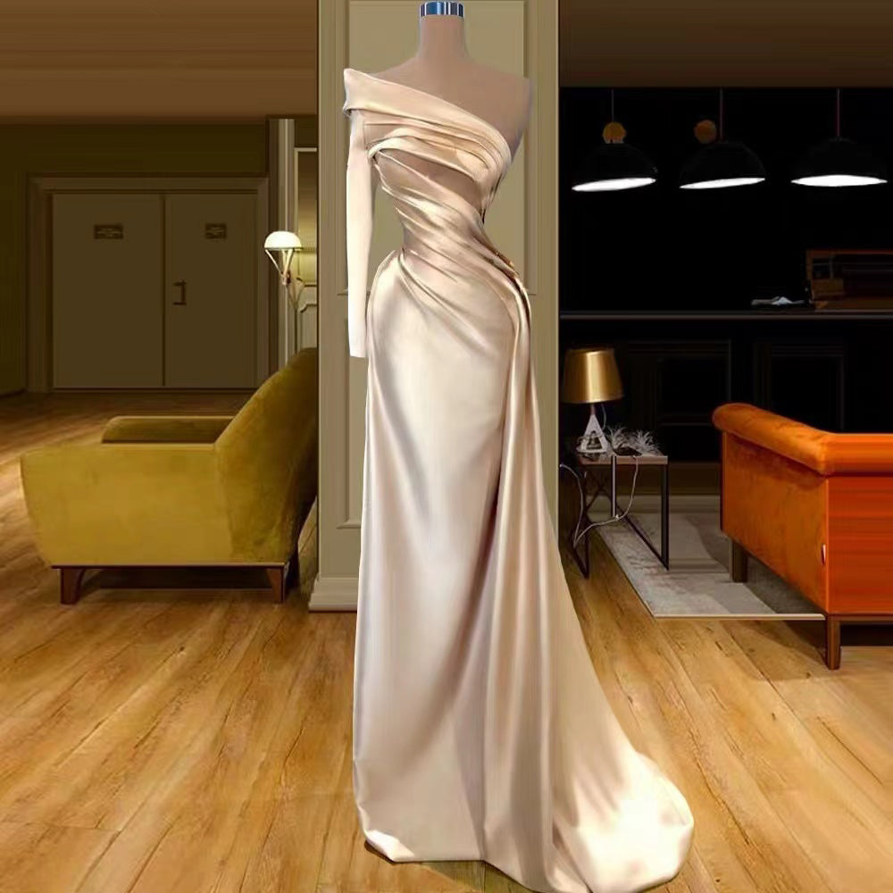 Vestido de cerimónia sereia em champanhe com uma manga comprida e ombro único