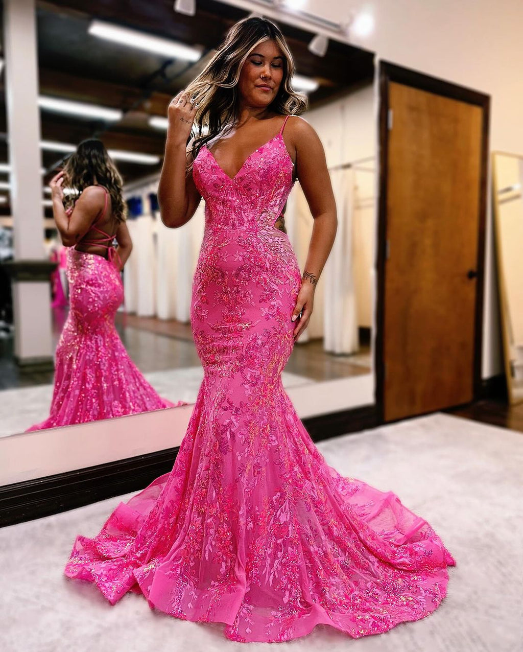 Abito lungo da sera rosa con paillettes a sirena senza maniche e spalline sottili scoperte sul retro