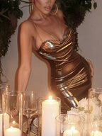 Vestido con tirantes, espalda descubierta y cuello alto 