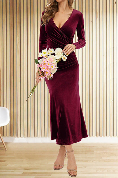 Vestido de noche elegante de terciopelo con escote en V y falda plisada a la cadera con cola de pez 