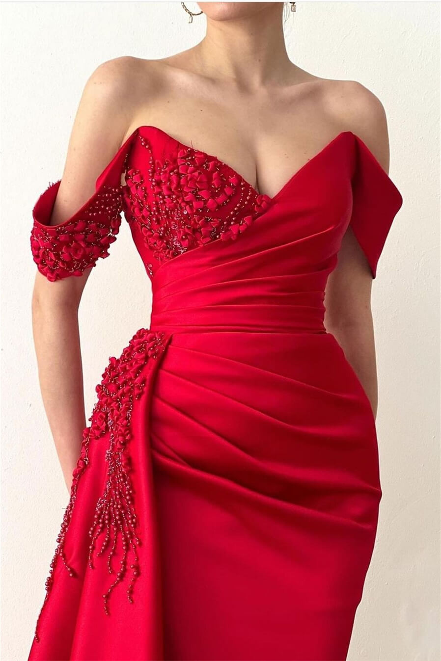 Vestido de Baile Vermelho Deslumbrante com Cauda de Sereia, Detalhes em Contas e Estilo Sedutor com Ombros Descobertos