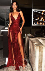 Abito lungo rosso da sera con spacco, scollo a V e spalline sottili di paillettes