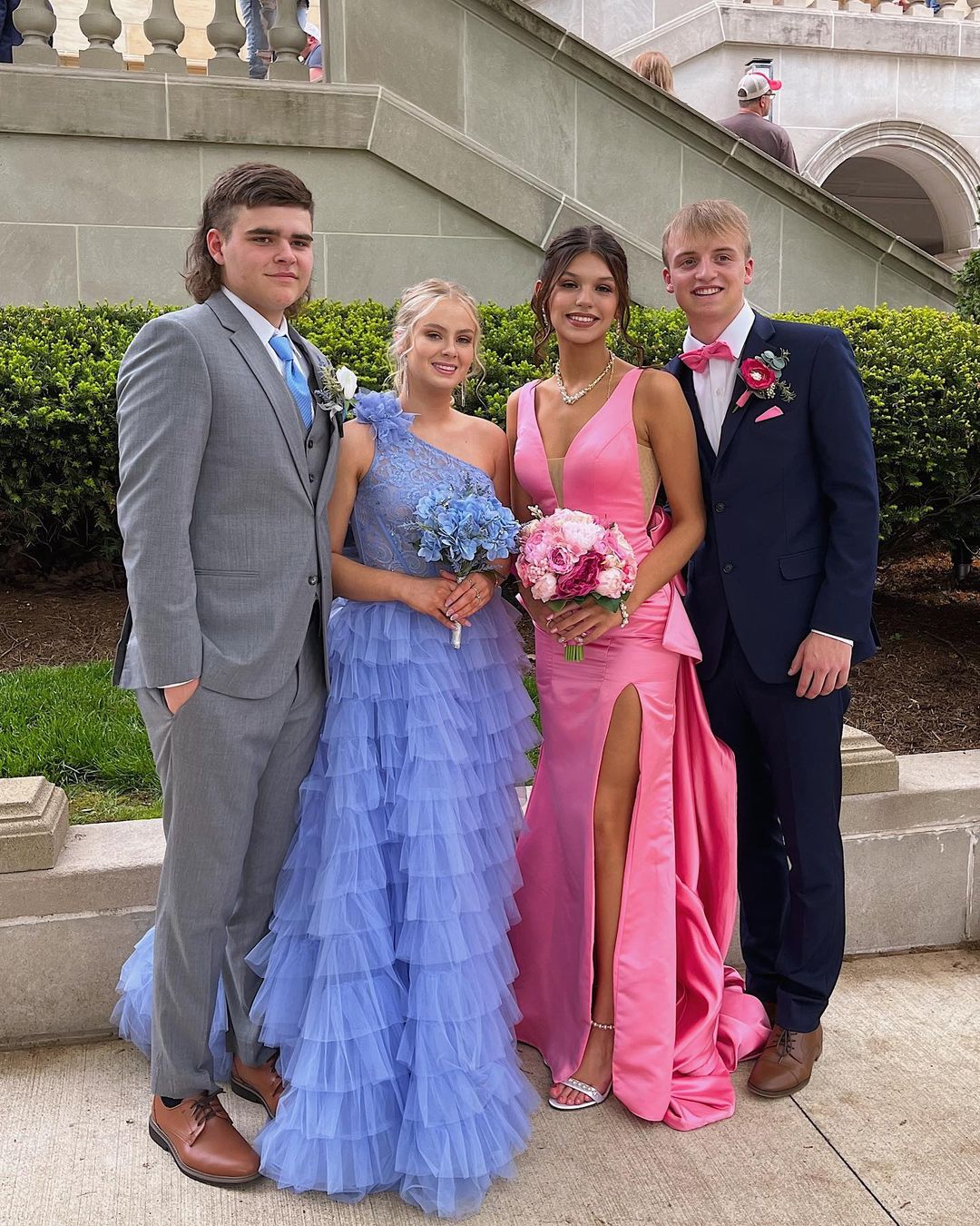 Süßes Meerjungfrau-Ballkleid mit V-Ausschnitt und langer Schleife aus rosa Satin