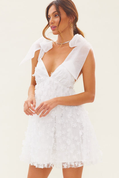 Blooming Love – Minikleid aus Tüll und Organza mit Blumenapplikation 