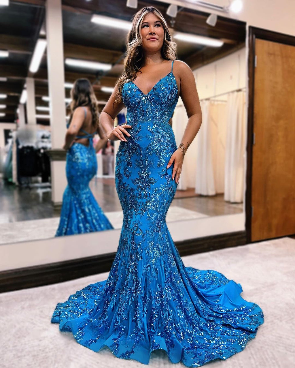 Abito da sera sirena senza maniche con spalline sottili e applicazioni di paillettes blu
