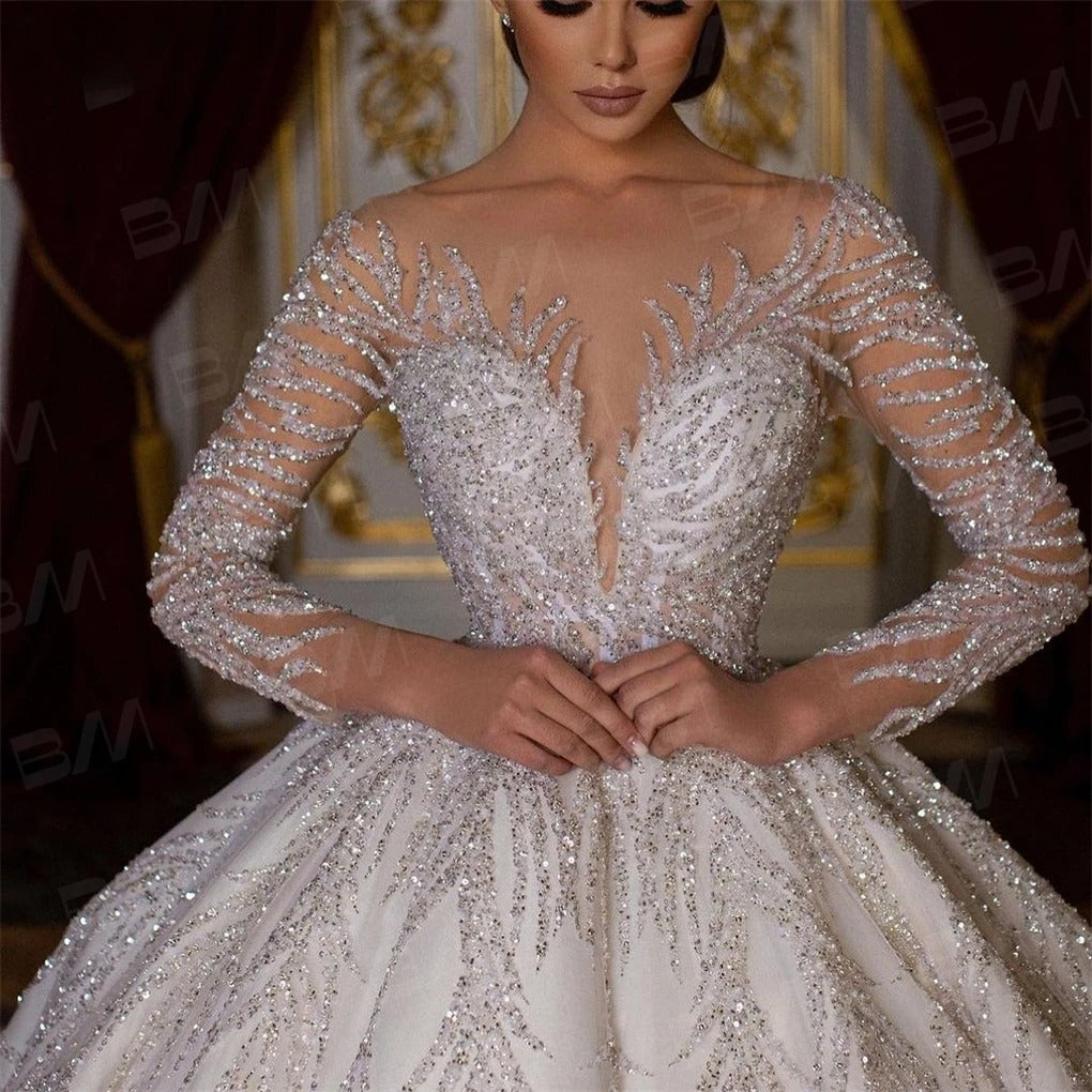 Vestidos de novia sexys con cuentas Vestidos de novia de lujo con cuentas hechas a mano Vestido de boda de manga larga Vestido de baile con cola larga de capilla