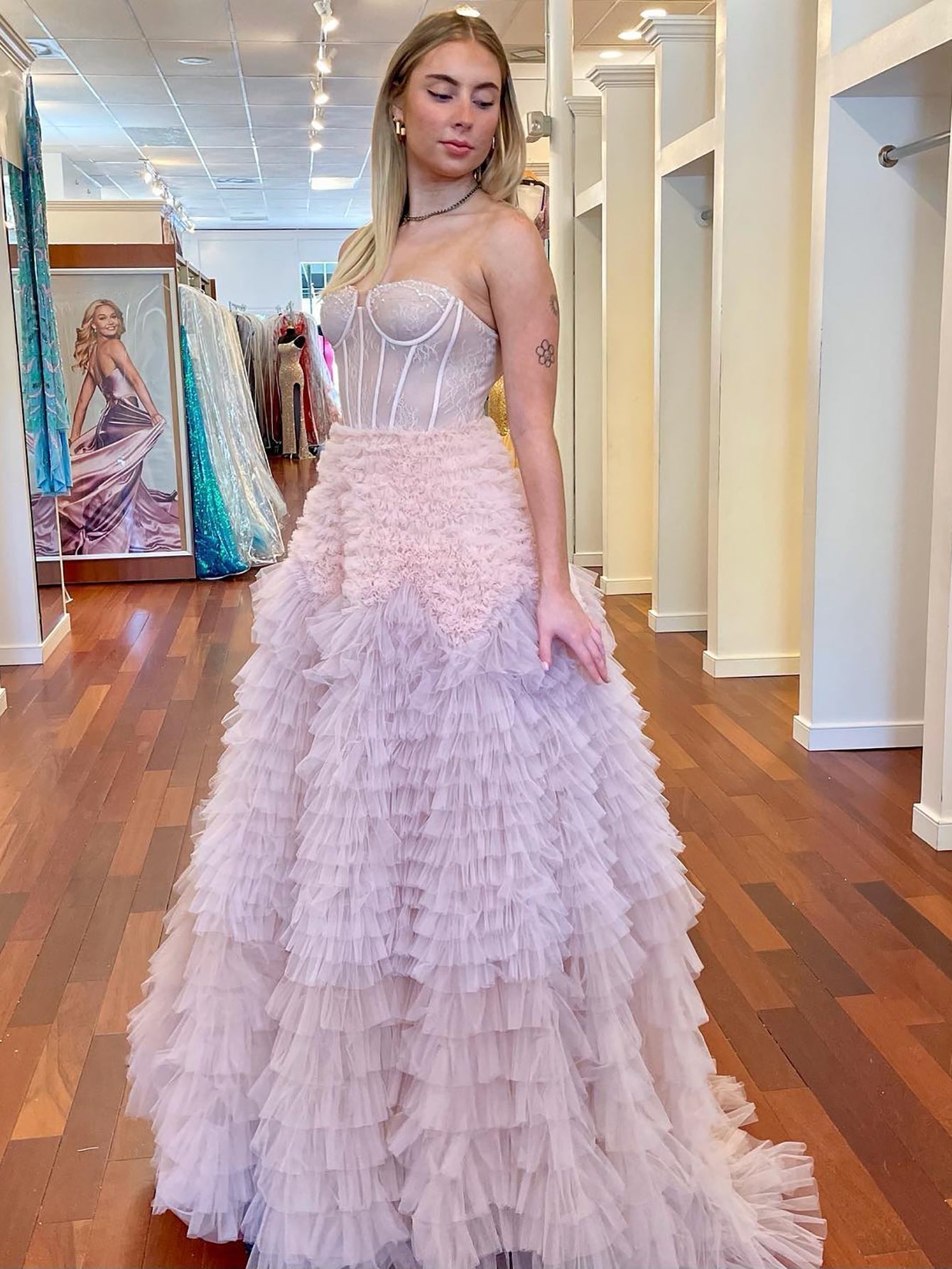 Abito lungo da cerimonia in tulle a balze con scollo a cuore e gonna a linea ad A