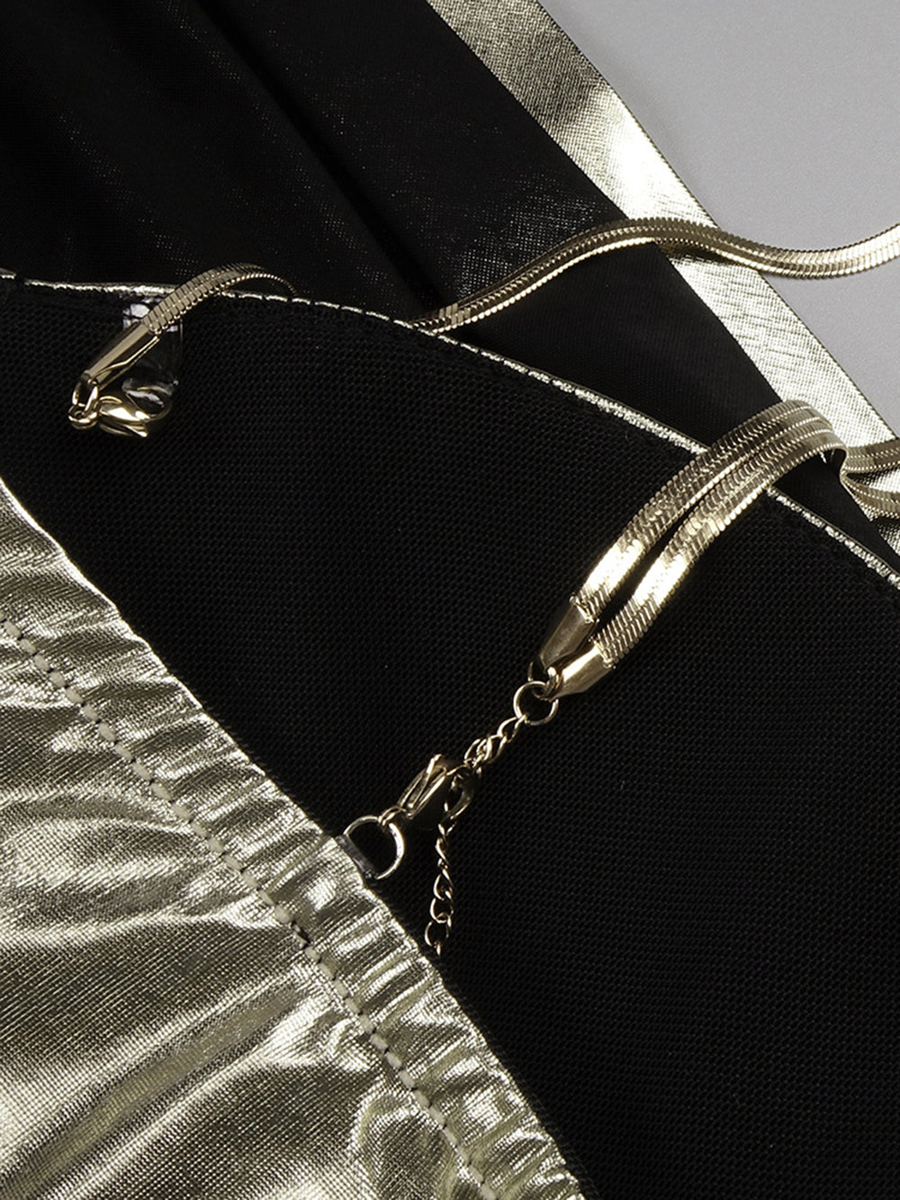 Vestido con tirantes, espalda descubierta y cuello alto 