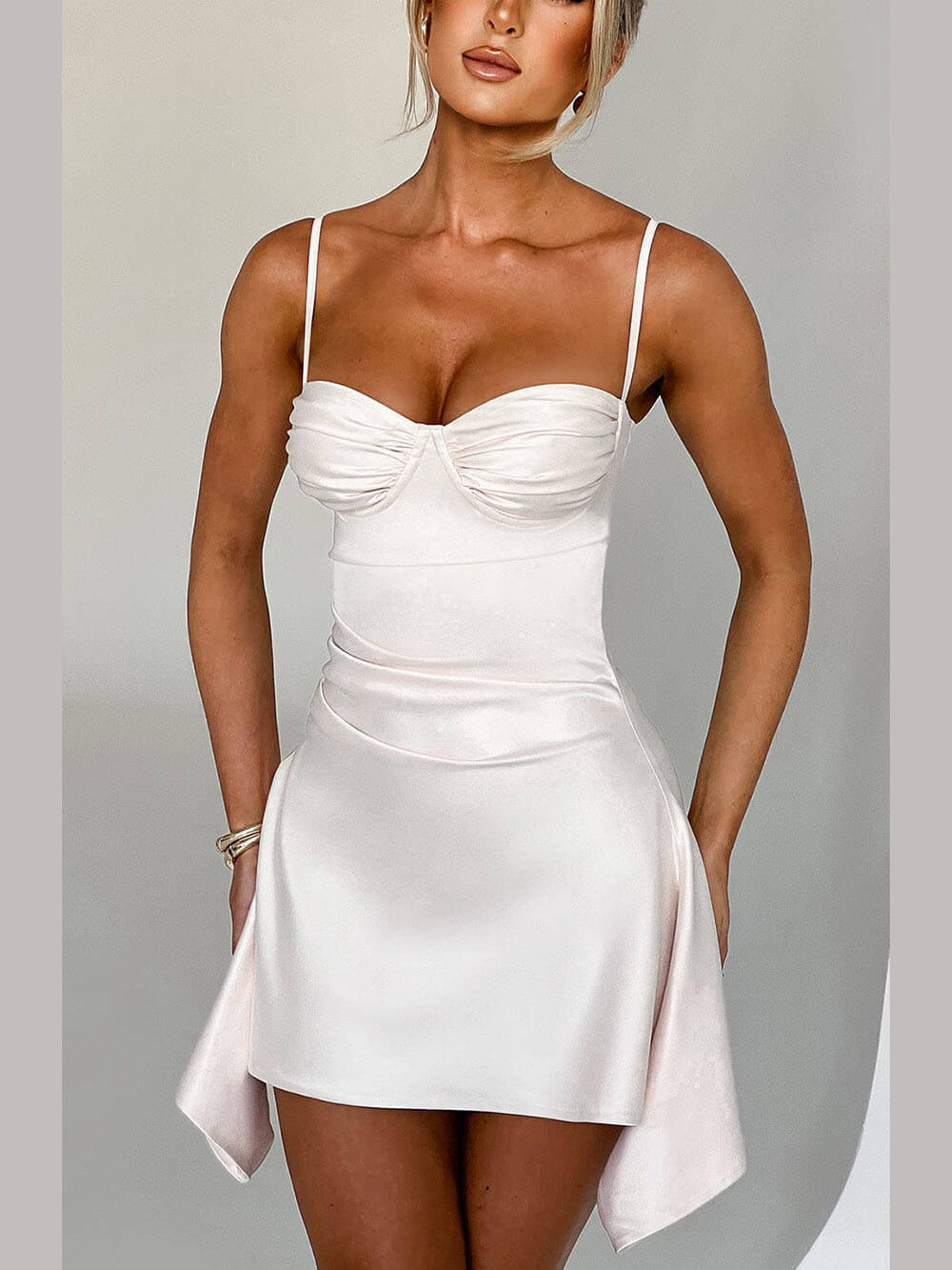 Minivestido con tirantes irregulares 