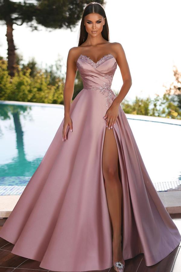 Vestidos de fiesta largos en color rosa empolvado con escote corazón y apliques de encaje con aberturas