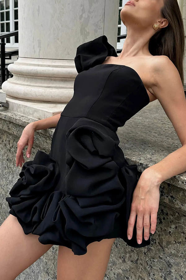 Robe courte décolletée asymétrique à volants, charmante et élégante