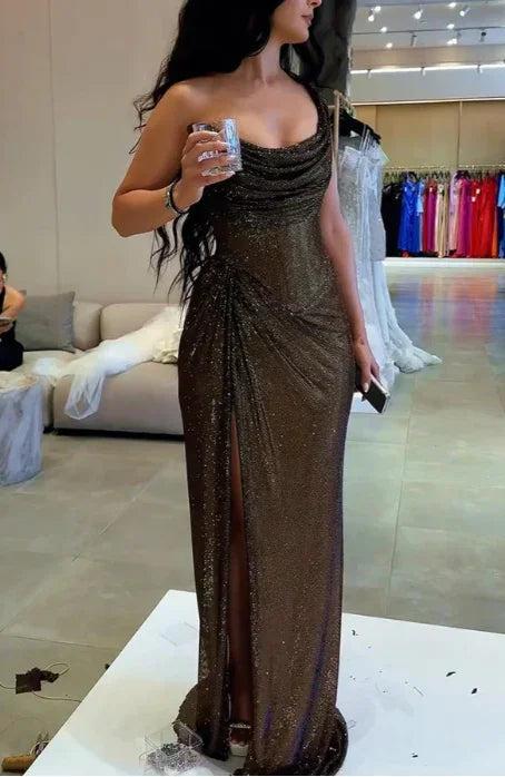 Abito lungo da sera nero con una spalla in tulle, paillettes e spacco laterale, modello Y8423