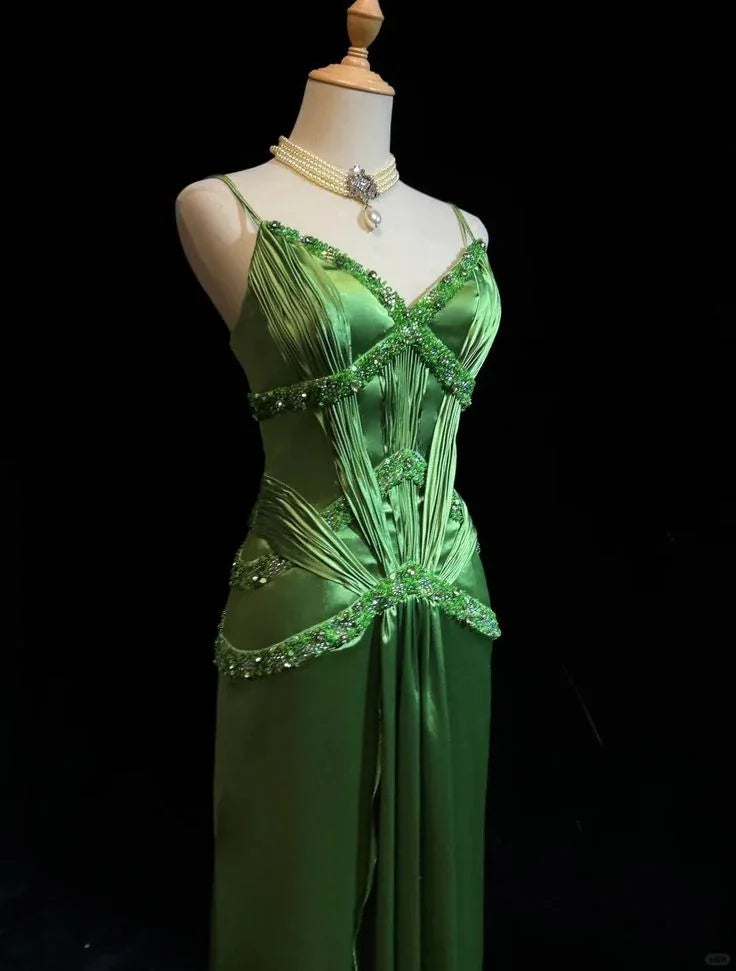 Abito da sera verde elegante in raso con spalline sottili e perline, modello Y8555