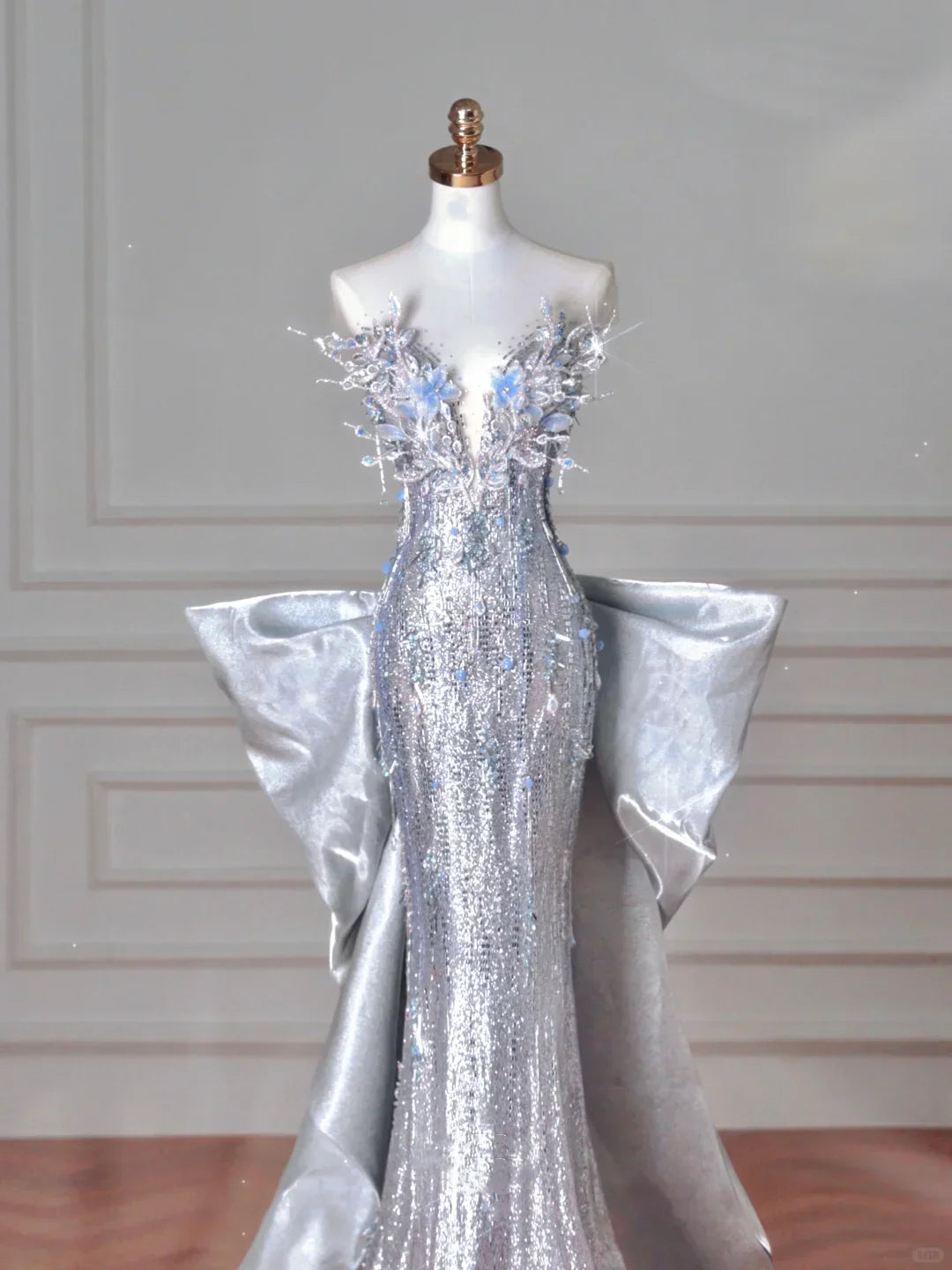 Abito da sera lungo da sirena con perline 3D e paillettes argento di lusso, abito lungo da ballo con fiocco Y8640