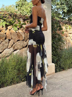 Vestido midi elástico con volantes fruncidos, hombros descubiertos y estampado floral con superposición de malla 