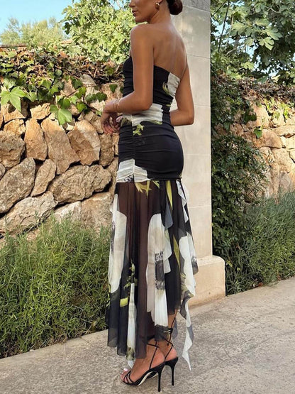 Schulterfreies, gerüschtes Stretch-Midikleid mit Netzüberzug und Blumendruck 
