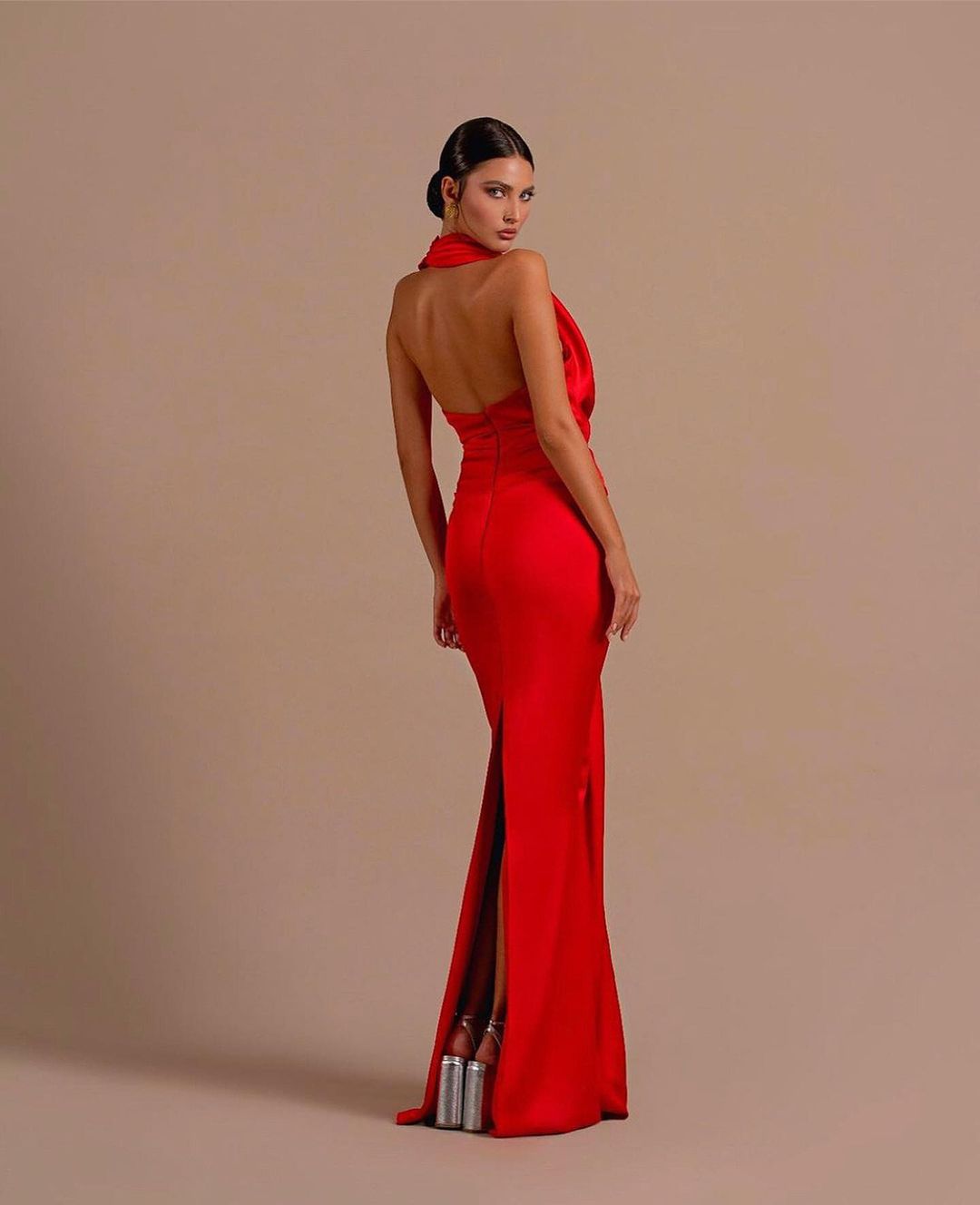 Vestido de baile sereia sem mangas com gola halter e costas abertas ousadas