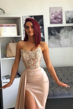 Abito da sera lungo con scollo a cuore, applicazioni di pizzo e spacco, stile sirena