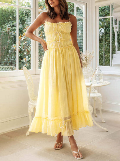 Elegante vestido de patchwork con tirantes y hombros descubiertos 