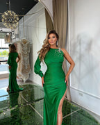 Abito da sera verde in raso a sirena con spalla scoperta, spacco e strass