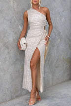 Vestido largo Luxe Landing con lentejuelas, un hombro descubierto y abertura en la cintura 