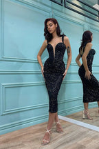 Abito da sera sirena con scollo a cuore e spalle scoperte, decorato con paillettes nere