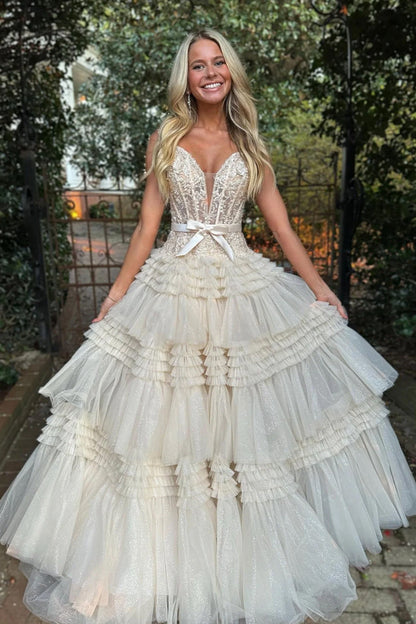 Vestido de fiesta largo rosa claro con volantes y corte princesa en A y hombros descubiertos de Roycebridal