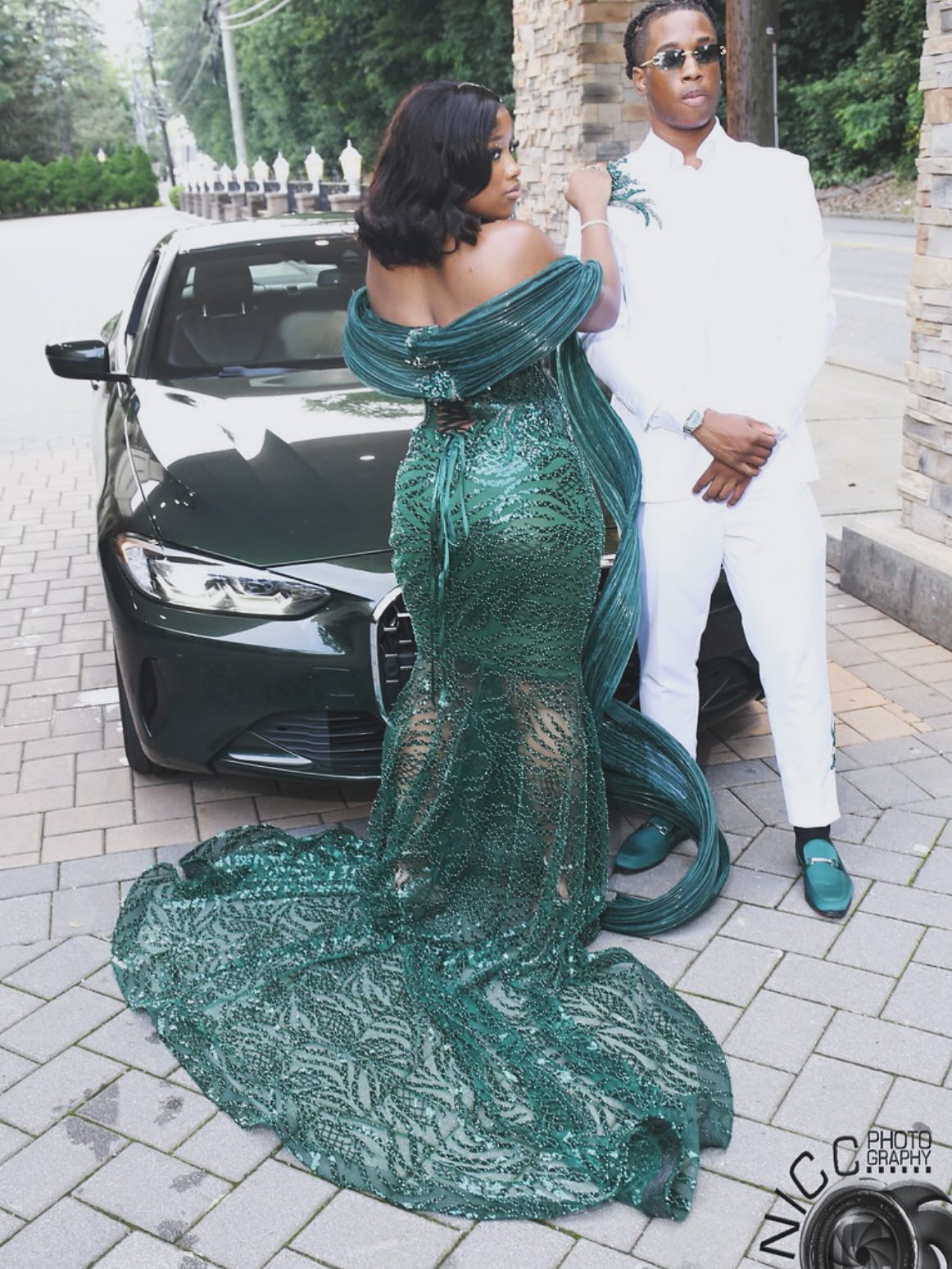 Emerald Green Sequin Prom Dress With Detachable Sleeves And Sweetheart Neckline