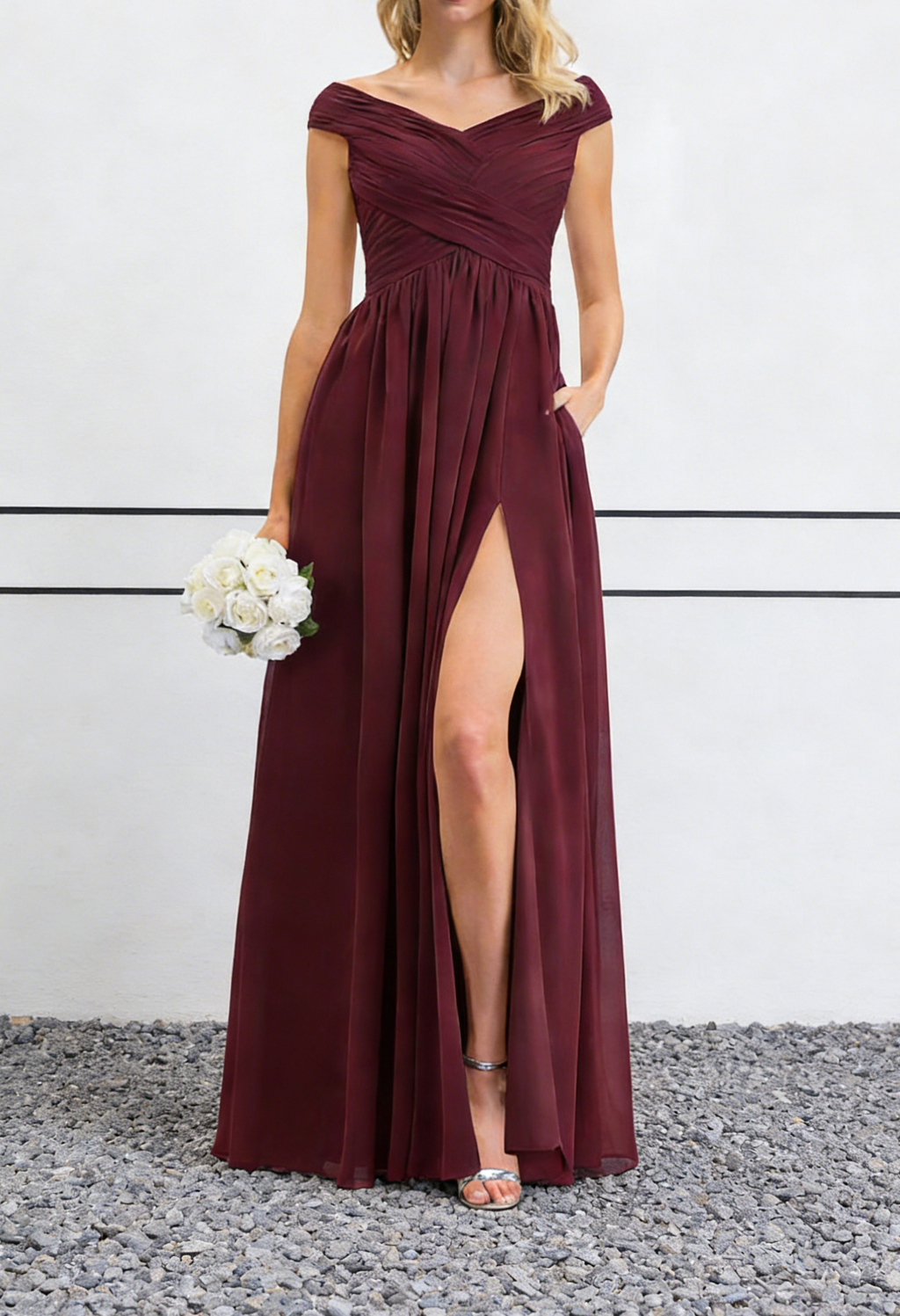 Abito lungo bordeaux in chiffon con scollo a barca, corpetto arricciato e spacco alto