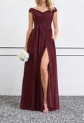 Abito lungo bordeaux in chiffon con scollo a barca, corpetto arricciato e spacco alto