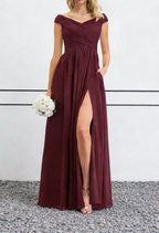 Abito lungo bordeaux in chiffon con scollo a barca, corpetto arricciato e spacco alto