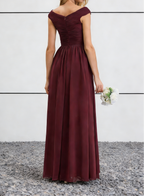 Abito lungo bordeaux in chiffon con scollo a barca, corpetto arricciato e spacco alto