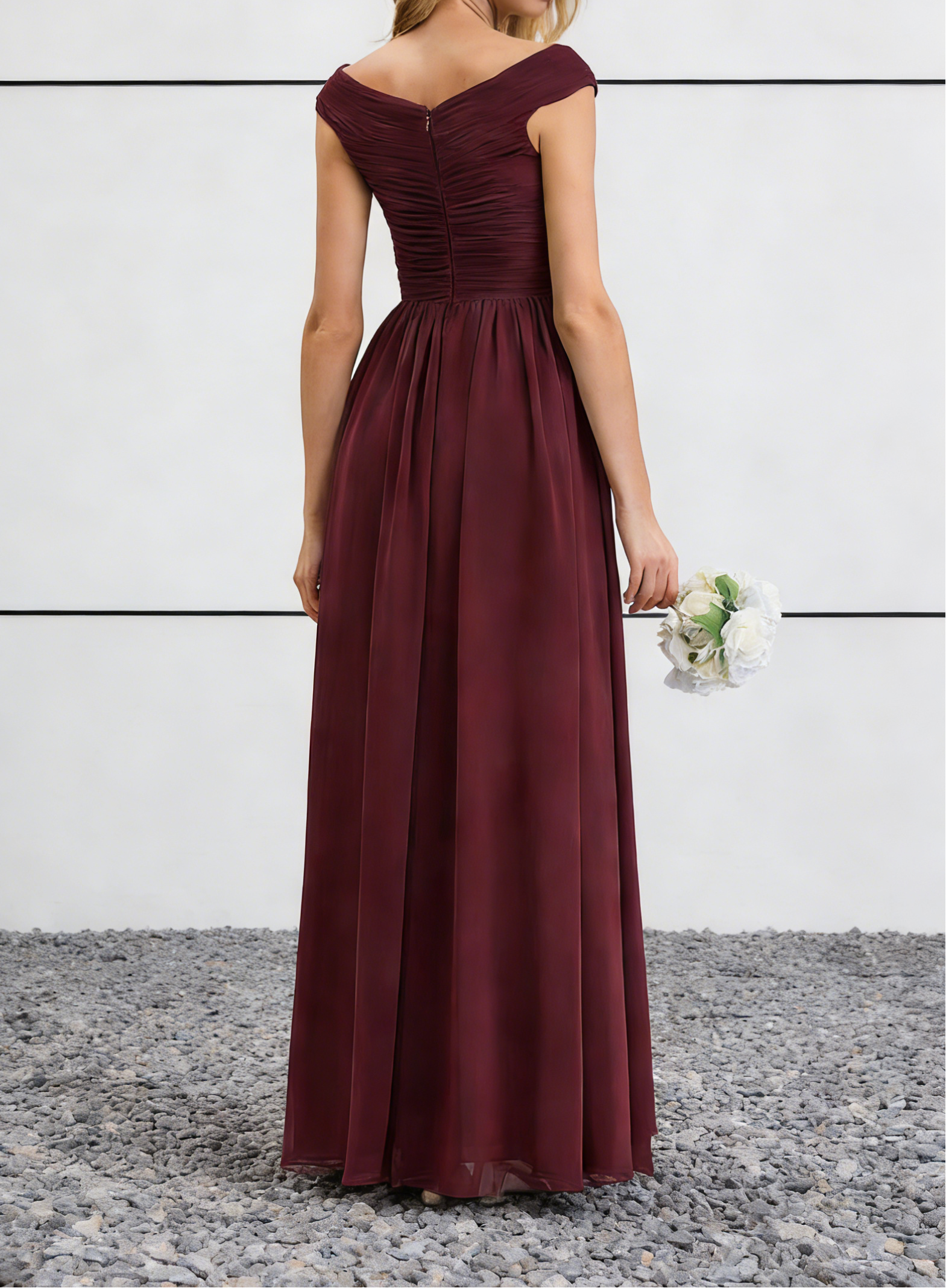 Abito lungo bordeaux in chiffon con scollo a barca, corpetto arricciato e spacco alto