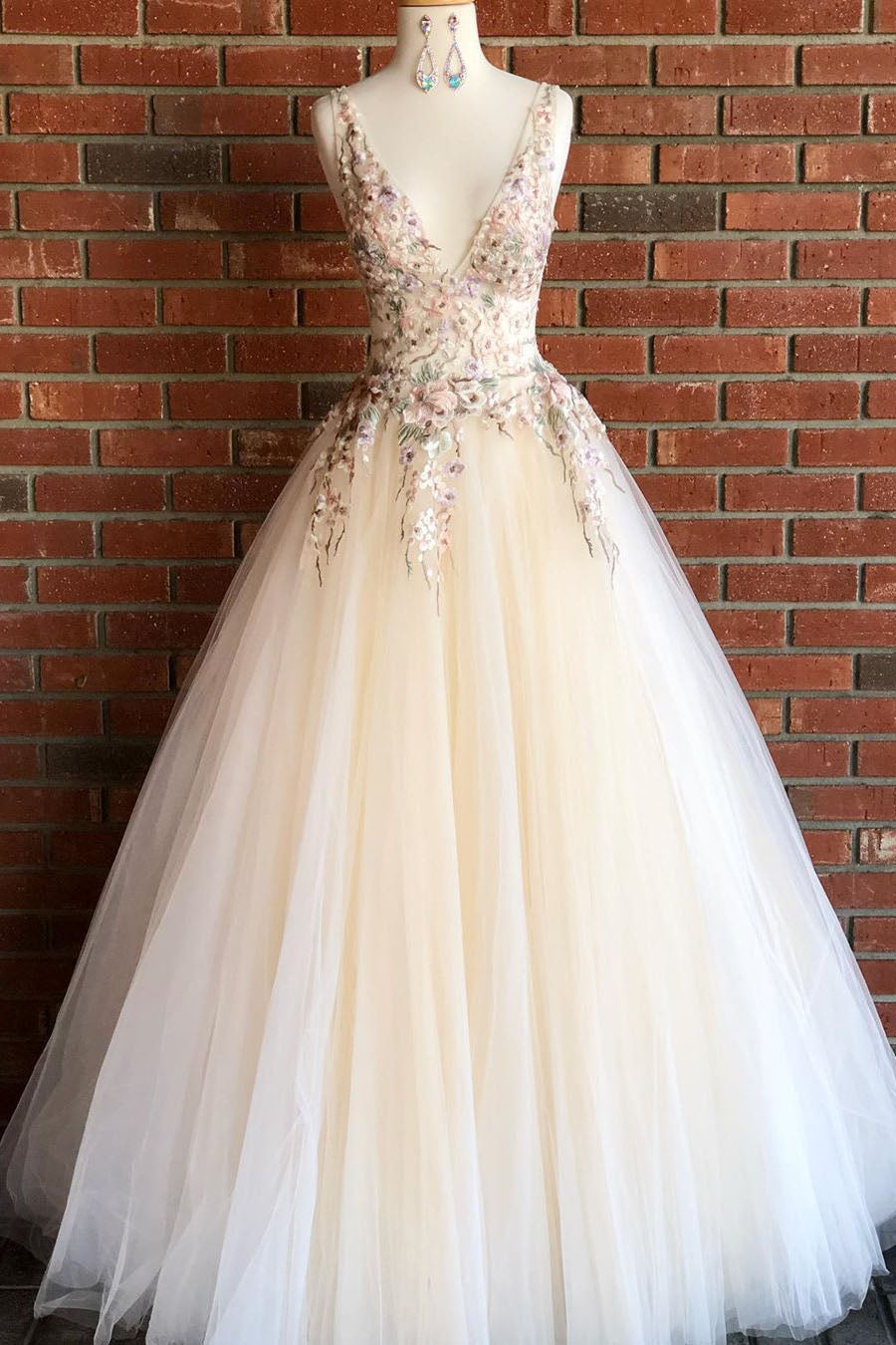 Elegante abito lungo da sera color avorio con scollo a V e ricamo floreale