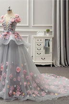 Elegante abito lungo grigio da cerimonia con pizzo allacciato sul retro e applicazioni floreali
