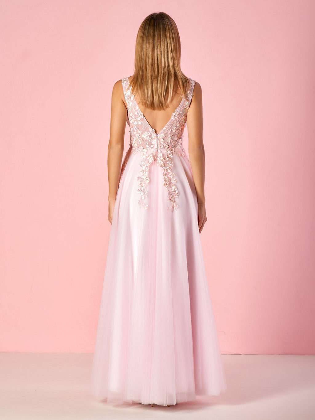 Robe de bal élégante en tulle longueur sol, coupe trapèze, col en V avec applications en dentelle