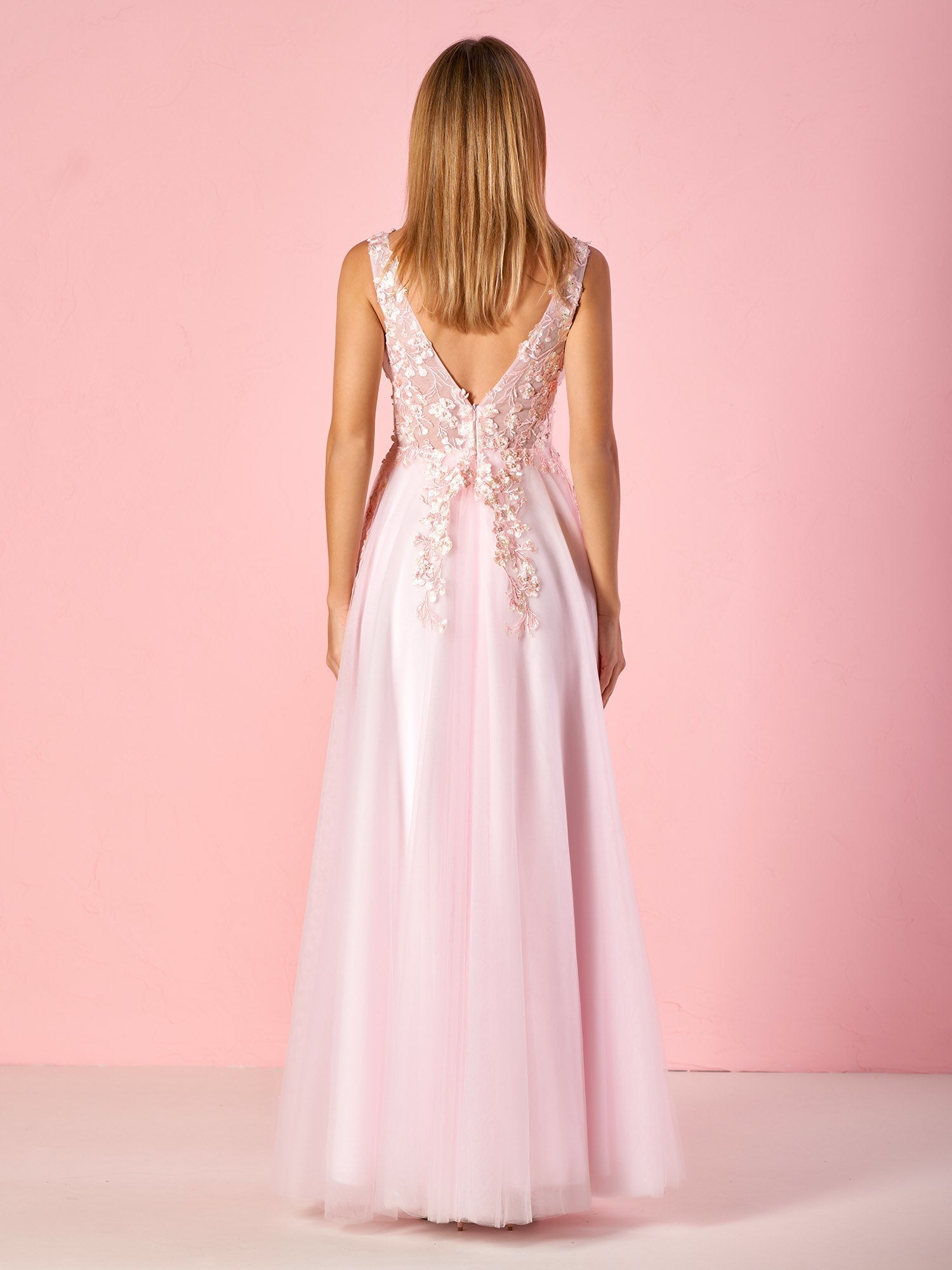 Robe de bal élégante en tulle longueur sol, coupe trapèze, col en V avec applications en dentelle