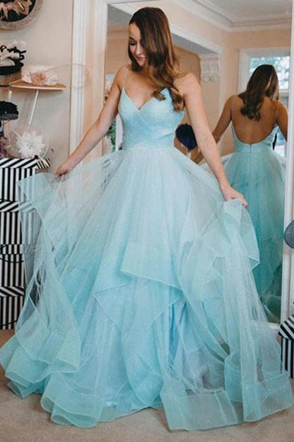 Vestido de fiesta largo azul claro brillante con espalda abierta y volantes
