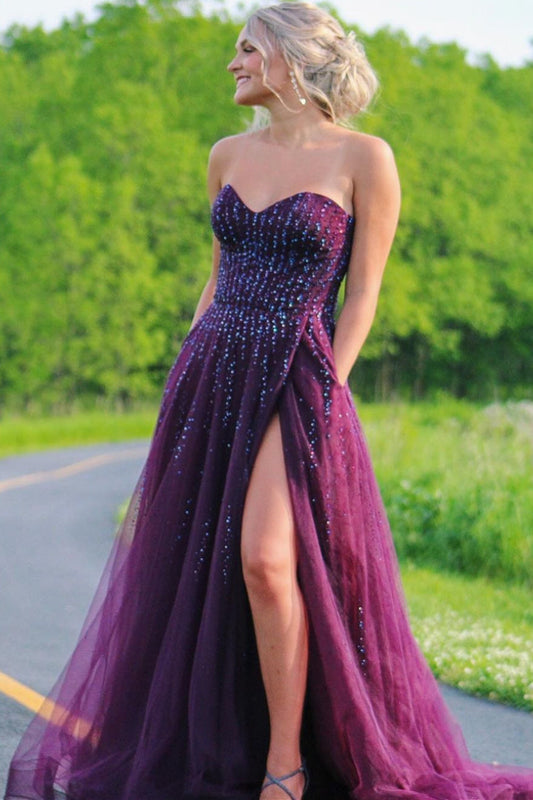 Vestido de fiesta de tul color ciruela con escote en A y abertura