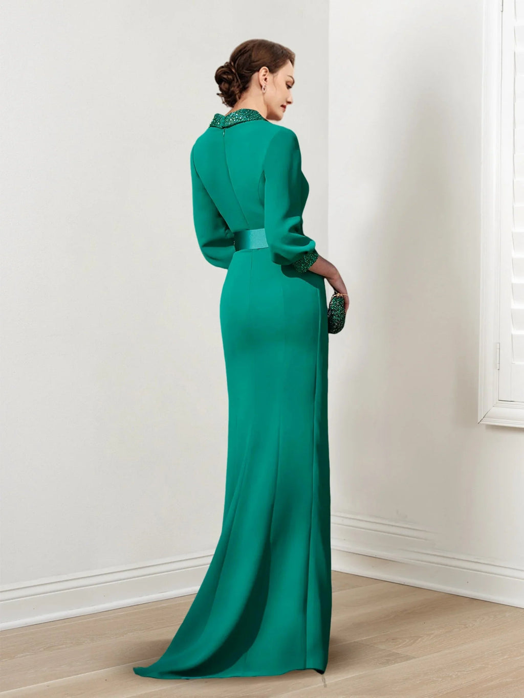 Robe mère de la mariée à manches longues, col en V, coupe fourreau/colonne avec ceinture